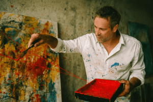 «En un mundo saturado de pantallas, la pintura sigue siendo el espejo más honesto del alma.» – Biel M. Panizza